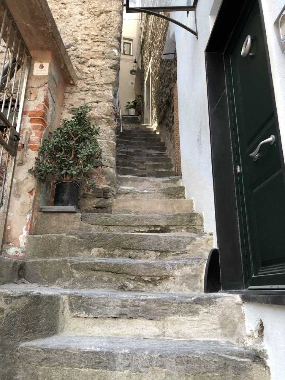 Explorează Vernazza, Italia: Bijuteria din Cinque Terre