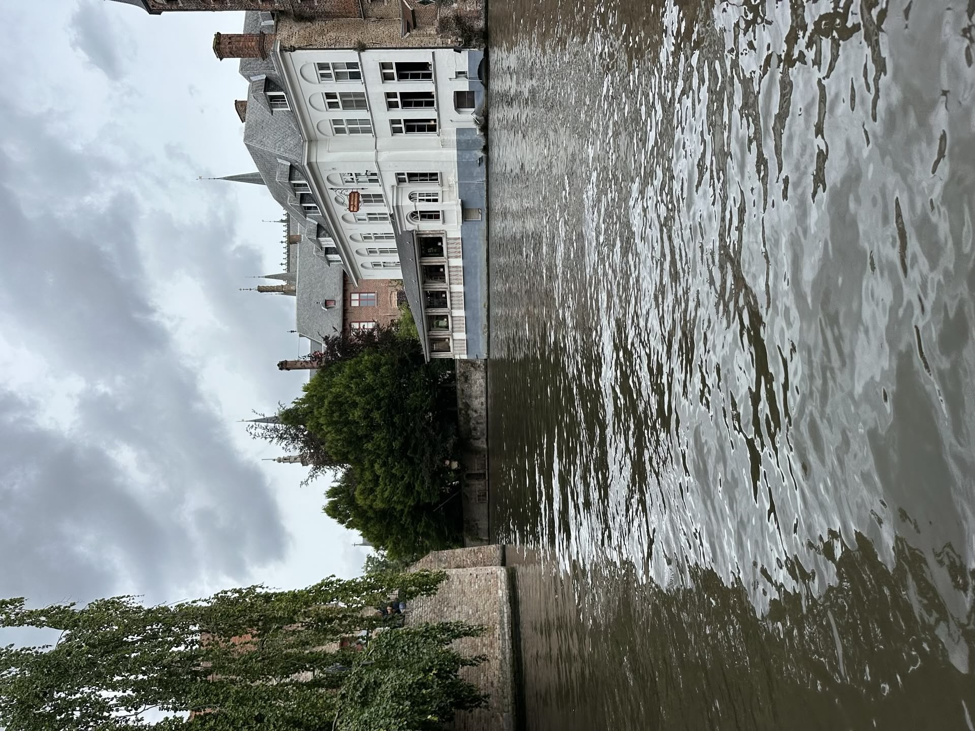 O zi în Bruges: Canale, Istorie și o Evadare la Plajă