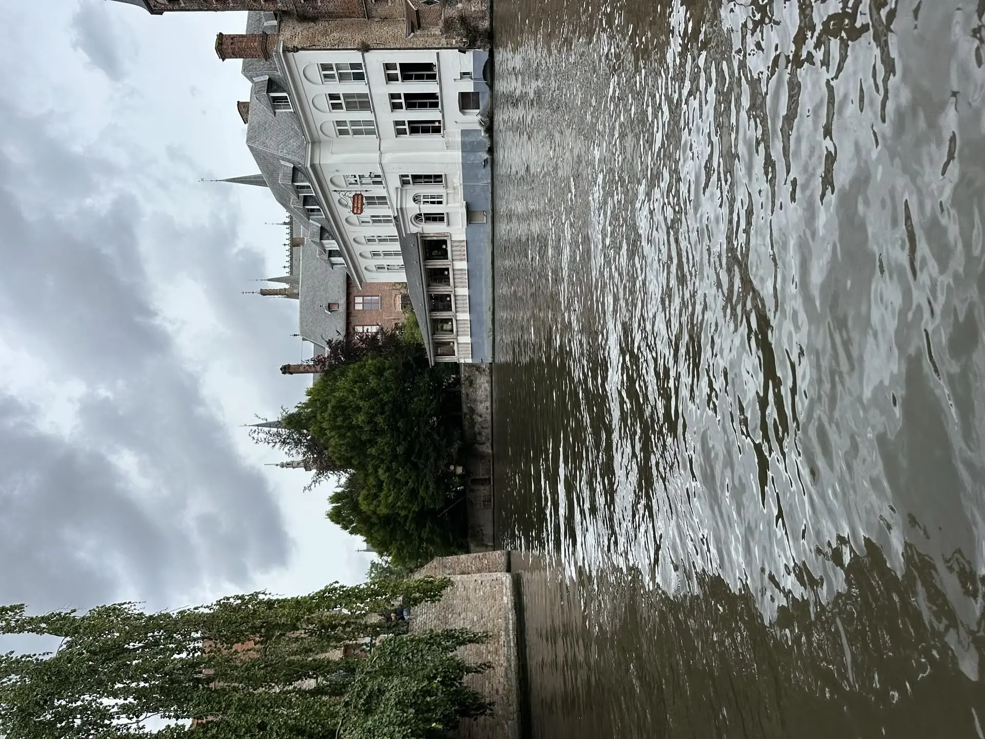O zi în Bruges: Canale, Istorie și o Evadare la Plajă