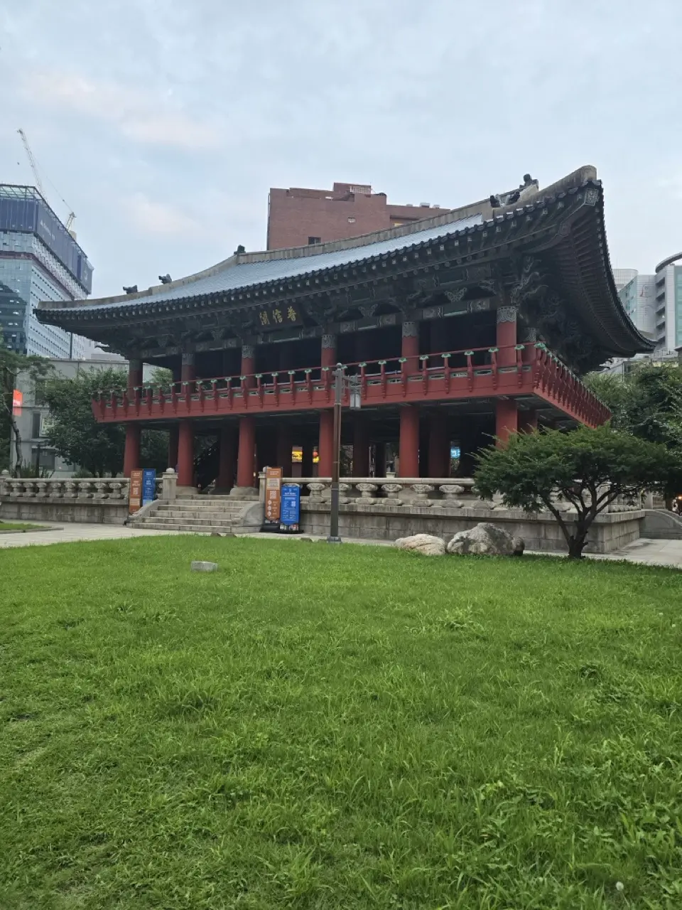 Seul vs. Tokyo: Experiența Mea Într-un Oraș Vibrant, Plin de Viață și Fără Google Maps (Ghid 2025)