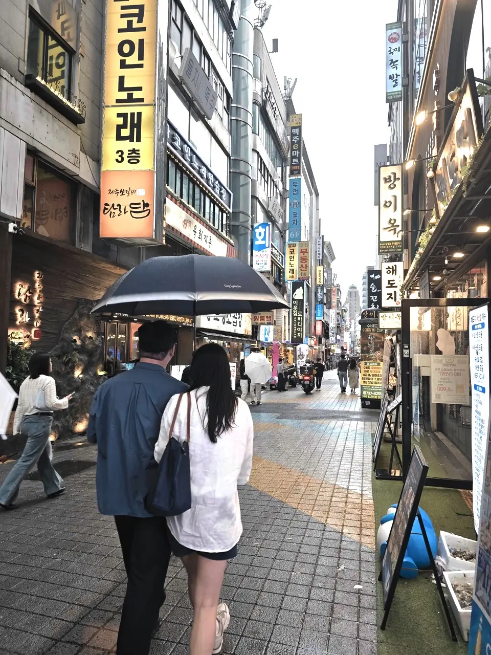 Seul vs. Tokyo: Experiența Mea Într-un Oraș Vibrant, Plin de Viață și Fără Google Maps (Ghid 2025)